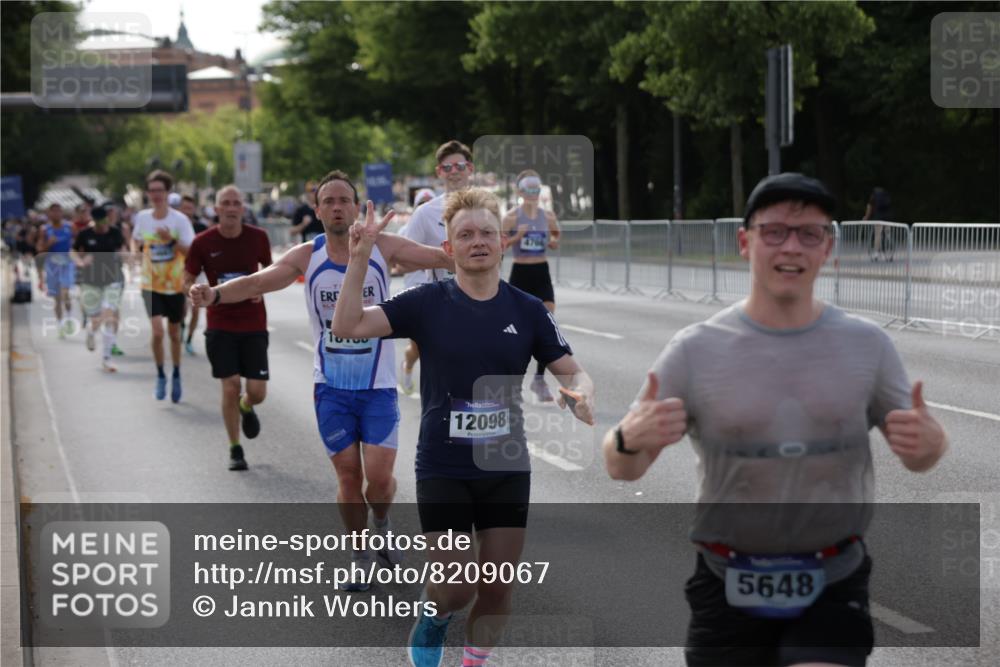 29.06.2025 - hella hamburg halbmarathon Jannik Wohlers http://msf.ph/oto/8209067 29.06.2025 09:48:55 Lombardsbrücke 1603, 2044, 2707, 2745, 2849, 2980, 3014, 3116, 4148, 4766, 5050, 5648, 5889, 6149, 6771, 7109, 7981, 8358, 10369, 11447, 11952, 12088, 12098, 13064, 13158, 13190, 13900, 14075, 14311, 14667, 14905, 15178, 15328, 15410, 15991, 16280, 16400, 17097, 17489, 17722, 17792, 18156, 18188, 18193 meine-sportfotos.de