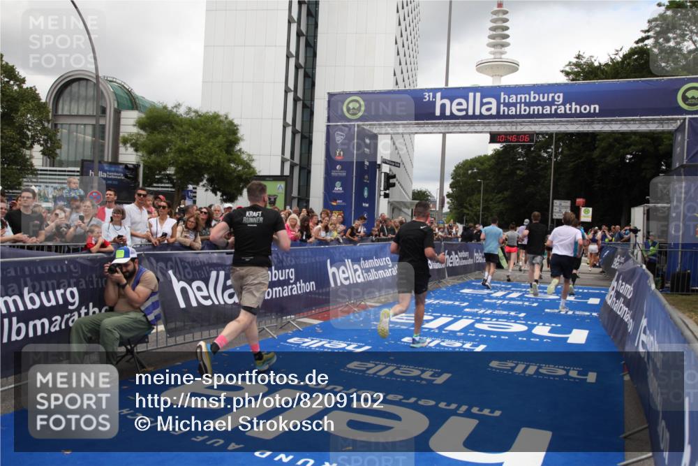 29.06.2025 - hella hamburg halbmarathon Michael Strokosch http://msf.ph/oto/8209102 29.06.2025 10:46:04 Ziel 2189, 4277, 5648, 6460, 6532, 8269, 8577, 8871, 11936, 12084, 12269, 14462, 14804, 15149, 17008, 18081, 19116 meine-sportfotos.de