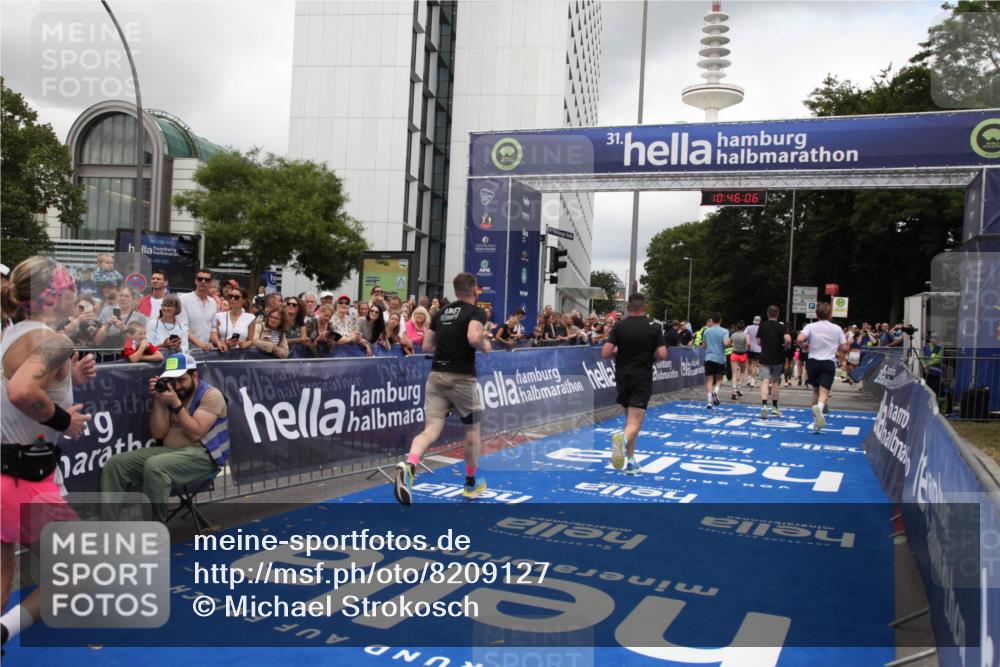 29.06.2025 - hella hamburg halbmarathon Michael Strokosch http://msf.ph/oto/8209127 29.06.2025 10:46:05 Ziel 2189, 4277, 5648, 6460, 8269, 8577, 8871, 9585, 11936, 12084, 12269, 13630, 14462, 14804, 17008, 18081, 19116 meine-sportfotos.de