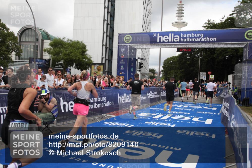 29.06.2025 - hella hamburg halbmarathon Michael Strokosch http://msf.ph/oto/8209140 29.06.2025 10:46:05 Ziel 2189, 4277, 5648, 6460, 8269, 8577, 8871, 9585, 11936, 12084, 12269, 13630, 14462, 14804, 17008, 18081, 19116 meine-sportfotos.de