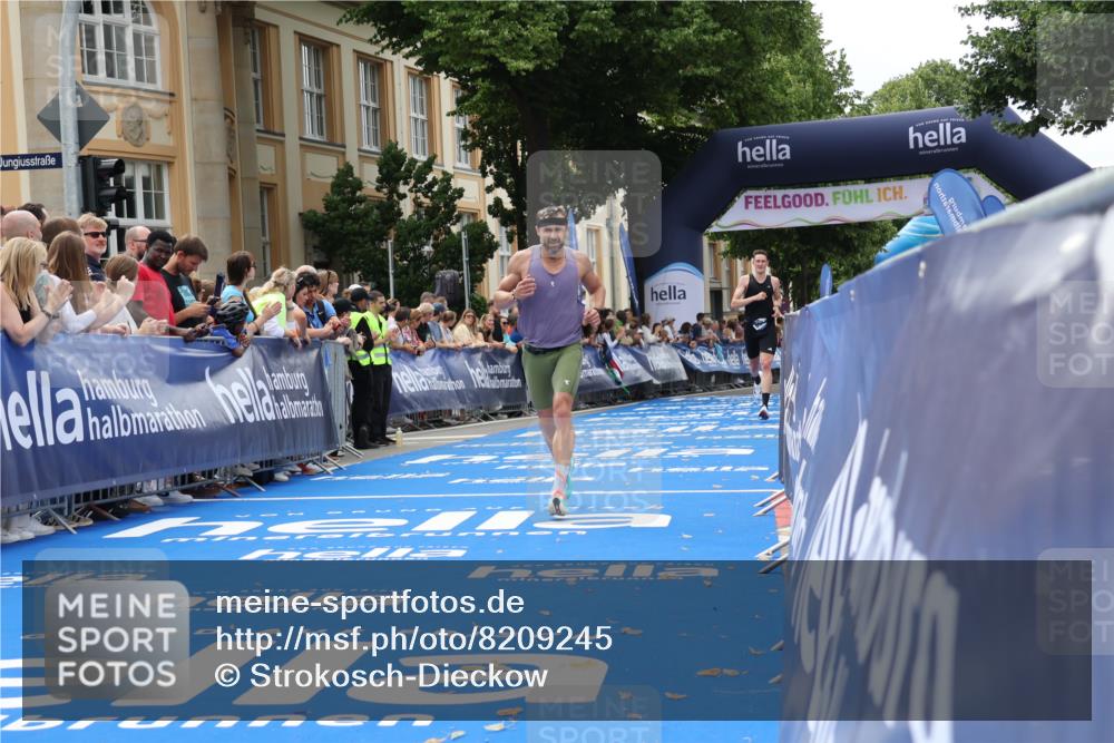 29.06.2025 - hella hamburg halbmarathon Strokosch-Dieckow http://msf.ph/oto/8209245 29.06.2025 10:20:58 Ziel 6530, 11210, 14766, 16120, 19075 meine-sportfotos.de
