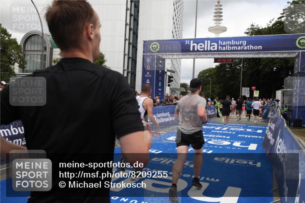 29.06.2025 - hella hamburg halbmarathon Michael Strokosch http://msf.ph/oto/8209255 29.06.2025 10:46:07 Ziel 2189, 5648, 6460, 8269, 9585, 11936, 12084, 12269, 13630, 14462, 14804, 17008, 18081, 18702 meine-sportfotos.de
