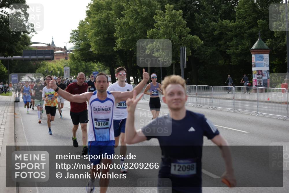 29.06.2025 - hella hamburg halbmarathon Jannik Wohlers http://msf.ph/oto/8209266 29.06.2025 09:48:56 Lombardsbrücke 1603, 2044, 2707, 2745, 2849, 2980, 3014, 3116, 4148, 4766, 5050, 5648, 5889, 6149, 6771, 7109, 7981, 8358, 10369, 11447, 11952, 12088, 12098, 13158, 13190, 13900, 14311, 14667, 14905, 15178, 15328, 15410, 15561, 15991, 16280, 16400, 16816, 17097, 17489, 17722, 17792, 18156, 18188, 18193 meine-sportfotos.de