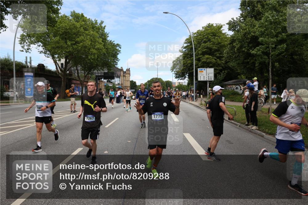 29.06.2025 - hella hamburg halbmarathon Yannick Fuchs http://msf.ph/oto/8209288 29.06.2025 11:23:03 20KM 1740, 1775, 1890, 2342, 3029, 3050, 3600, 3601, 4378, 5406, 5658, 5941, 6787, 7267, 7387, 7820, 8031, 8687, 8688, 9217, 9780, 10826, 11122, 11178, 11245, 12302, 12505, 12758, 13045, 13464, 13842, 14349, 14536, 14610, 14649, 14657, 15589, 16659, 17560, 17696, 18109, 18672, 19156, 19213 meine-sportfotos.de