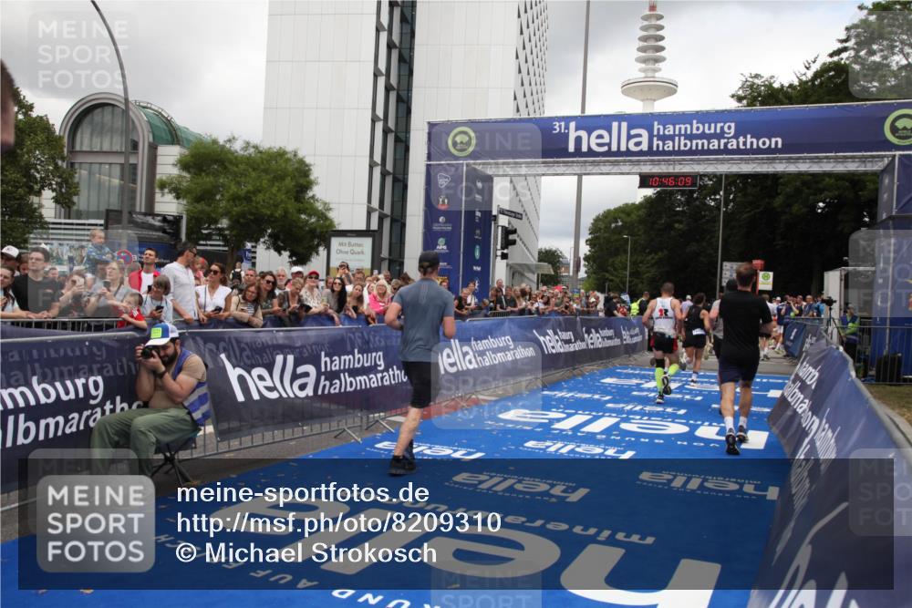 29.06.2025 - hella hamburg halbmarathon Michael Strokosch http://msf.ph/oto/8209310 29.06.2025 10:46:08 Ziel 2189, 5648, 6460, 7961, 8269, 9585, 11936, 12269, 13630, 14462, 14804, 18081, 18702 meine-sportfotos.de