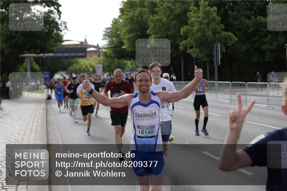 29.06.2025 - hella hamburg halbmarathon Jannik Wohlers http://msf.ph/oto/8209377 29.06.2025 09:48:56 Lombardsbrücke 1603, 2044, 2707, 2745, 2849, 2980, 3014, 3116, 4148, 4766, 5050, 5648, 5889, 6149, 6771, 7109, 7981, 8358, 10369, 11447, 11952, 12088, 12098, 13158, 13190, 13900, 14311, 14667, 14905, 15178, 15328, 15410, 15561, 15991, 16280, 16400, 16816, 17097, 17489, 17722, 17792, 18156, 18188, 18193 meine-sportfotos.de
