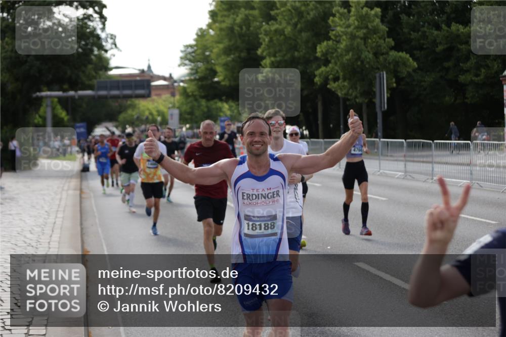29.06.2025 - hella hamburg halbmarathon Jannik Wohlers http://msf.ph/oto/8209432 29.06.2025 09:48:56 Lombardsbrücke 1603, 2044, 2707, 2745, 2849, 2980, 3014, 3116, 4148, 4766, 5050, 5648, 5889, 6149, 6771, 7109, 7981, 8358, 10369, 11447, 11952, 12088, 12098, 13158, 13190, 13900, 14311, 14667, 14905, 15178, 15328, 15410, 15561, 15991, 16280, 16400, 16816, 17097, 17489, 17722, 17792, 18156, 18188, 18193 meine-sportfotos.de