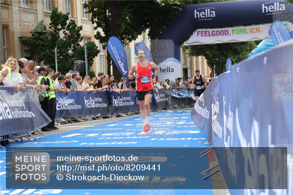 29.06.2025 - hella hamburg halbmarathon Strokosch-Dieckow http://msf.ph/oto/8209441 29.06.2025 10:21:06 Ziel 6530, 14717, 16120 meine-sportfotos.de