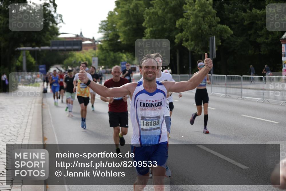 29.06.2025 - hella hamburg halbmarathon Jannik Wohlers http://msf.ph/oto/8209533 29.06.2025 09:48:56 Lombardsbrücke 1603, 2044, 2707, 2745, 2849, 2980, 3014, 3116, 4148, 4766, 5050, 5648, 5889, 6149, 6771, 7109, 7981, 8358, 10369, 11447, 11952, 12088, 12098, 13158, 13190, 13900, 14311, 14667, 14905, 15178, 15328, 15410, 15561, 15991, 16280, 16400, 16816, 17097, 17489, 17722, 17792, 18156, 18188, 18193 meine-sportfotos.de