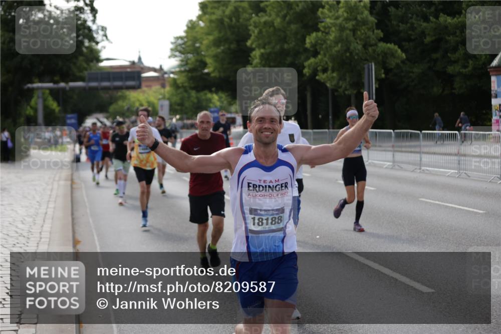 29.06.2025 - hella hamburg halbmarathon Jannik Wohlers http://msf.ph/oto/8209587 29.06.2025 09:48:56 Lombardsbrücke 1603, 2044, 2707, 2745, 2849, 2980, 3014, 3116, 4148, 4766, 5050, 5648, 5889, 6149, 6771, 7109, 7981, 8358, 10369, 11447, 11952, 12088, 12098, 13158, 13190, 13900, 14311, 14667, 14905, 15178, 15328, 15410, 15561, 15991, 16280, 16400, 16816, 17097, 17489, 17722, 17792, 18156, 18188, 18193 meine-sportfotos.de