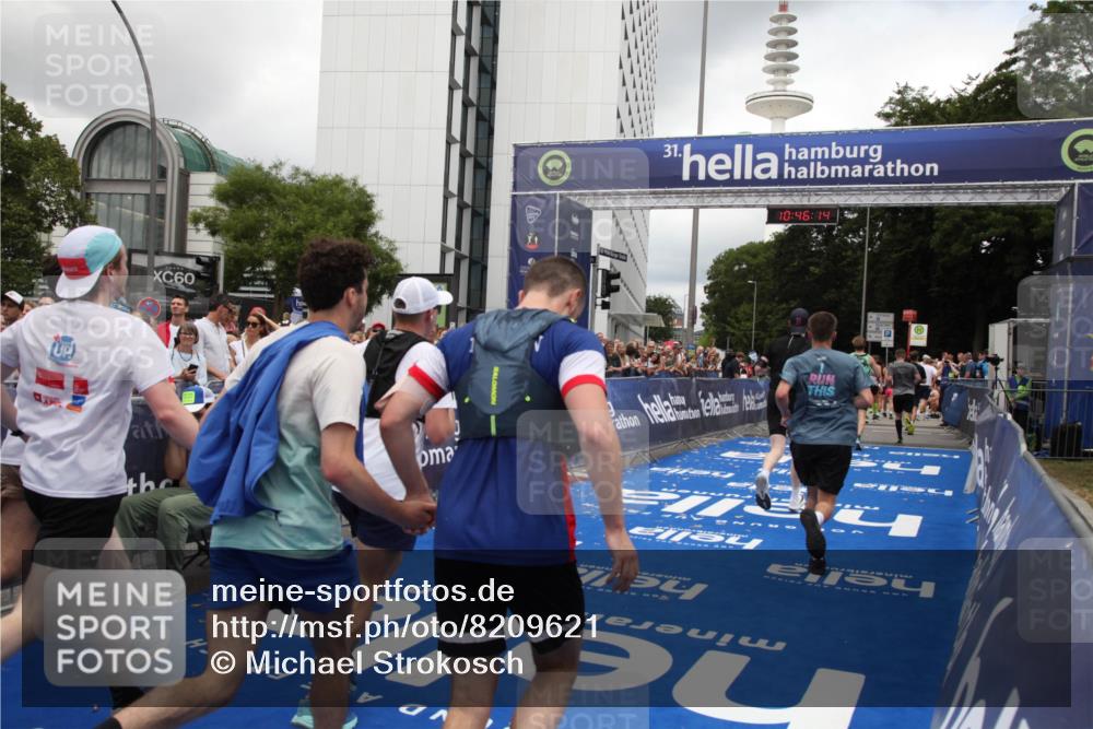 29.06.2025 - hella hamburg halbmarathon Michael Strokosch http://msf.ph/oto/8209621 29.06.2025 10:46:13 Ziel 1759, 2707, 3087, 6460, 7450, 7961, 9585, 11094, 11125, 13630, 14804, 16136, 16466, 16475, 18702, 18797 meine-sportfotos.de