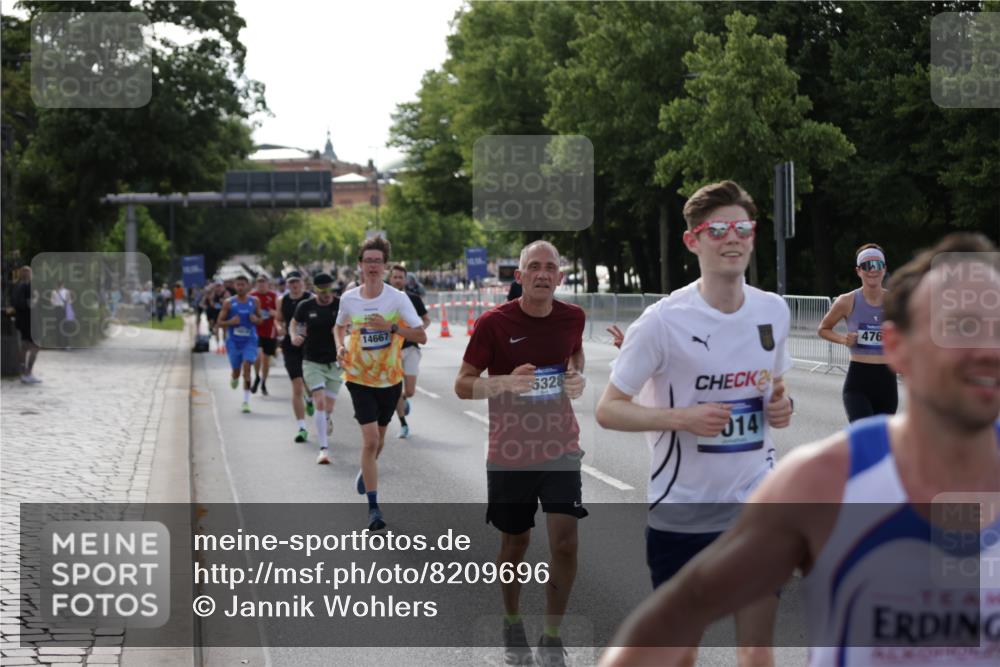 29.06.2025 - hella hamburg halbmarathon Jannik Wohlers http://msf.ph/oto/8209696 29.06.2025 09:48:57 Lombardsbrücke 2044, 2707, 2745, 2750, 2849, 2980, 3014, 3116, 4148, 4766, 5050, 5648, 5889, 6149, 6771, 7109, 7981, 8358, 10369, 11447, 11952, 12088, 12098, 13158, 13190, 13900, 14311, 14359, 14667, 14905, 15328, 15410, 15561, 15991, 16400, 16816, 17097, 17722, 17792, 18156, 18183, 18188, 18193 meine-sportfotos.de