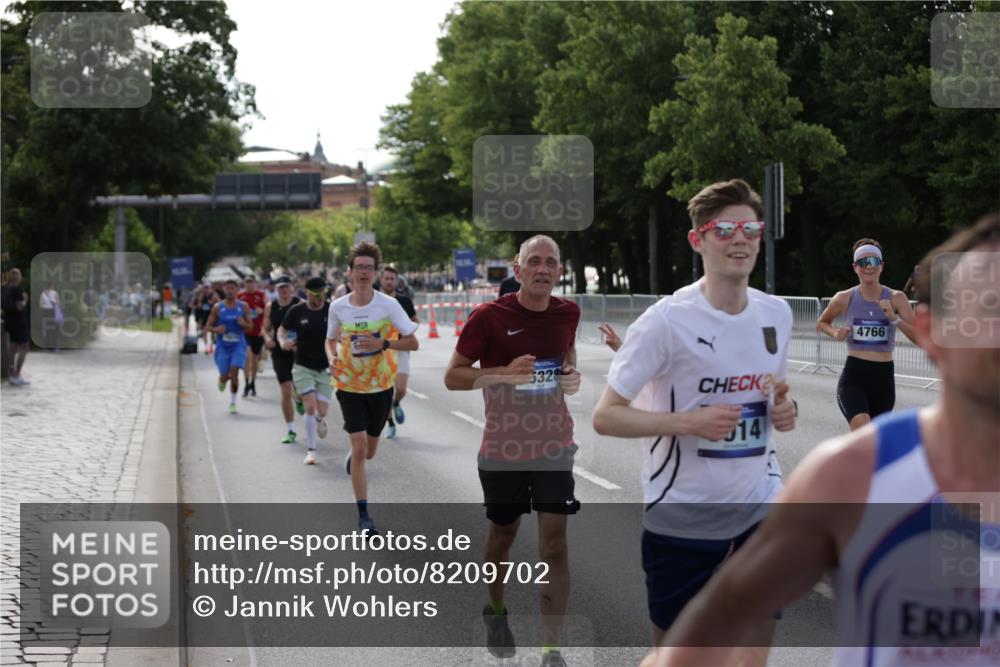 29.06.2025 - hella hamburg halbmarathon Jannik Wohlers http://msf.ph/oto/8209702 29.06.2025 09:48:57 Lombardsbrücke 2044, 2707, 2745, 2750, 2849, 2980, 3014, 3116, 4148, 4766, 5050, 5648, 5889, 6149, 6771, 7109, 7981, 8358, 10369, 11447, 11952, 12088, 12098, 13158, 13190, 13900, 14311, 14359, 14667, 14905, 15328, 15410, 15561, 15991, 16400, 16816, 17097, 17722, 17792, 18156, 18183, 18188, 18193 meine-sportfotos.de