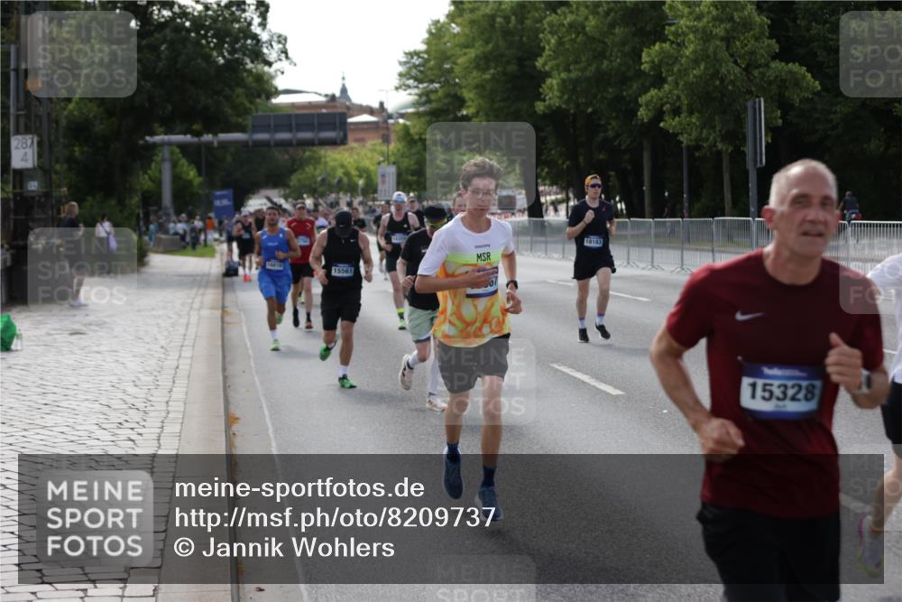 29.06.2025 - hella hamburg halbmarathon Jannik Wohlers http://msf.ph/oto/8209737 29.06.2025 09:48:58 Lombardsbrücke 2044, 2745, 2750, 2849, 2980, 3014, 3116, 4148, 4766, 5050, 5648, 5889, 6149, 6771, 7109, 8358, 10369, 11952, 12098, 13158, 13190, 13900, 14311, 14359, 14667, 14905, 15328, 15410, 15561, 15991, 16400, 16816, 17097, 17722, 17792, 18156, 18183, 18188, 18193 meine-sportfotos.de