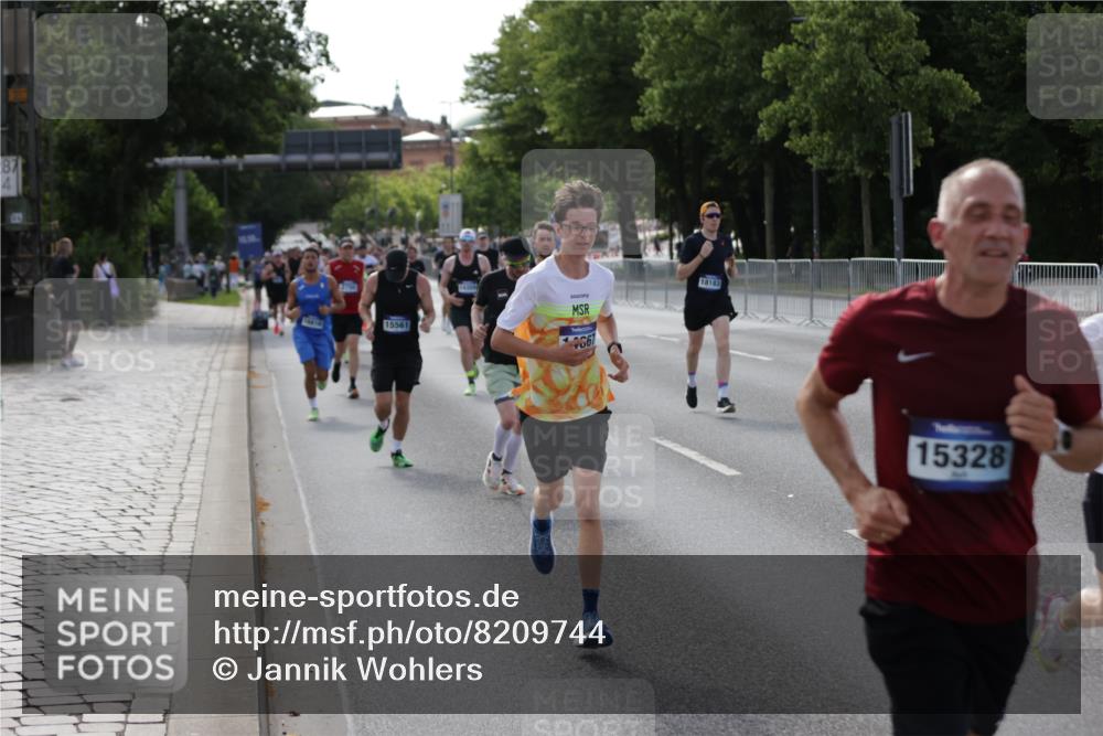 29.06.2025 - hella hamburg halbmarathon Jannik Wohlers http://msf.ph/oto/8209744 29.06.2025 09:48:58 Lombardsbrücke 2044, 2745, 2750, 2849, 2980, 3014, 3116, 4148, 4766, 5050, 5648, 5889, 6149, 6771, 7109, 8358, 10369, 11952, 12098, 13158, 13190, 13900, 14311, 14359, 14667, 14905, 15328, 15410, 15561, 15991, 16400, 16816, 17097, 17722, 17792, 18156, 18183, 18188, 18193 meine-sportfotos.de