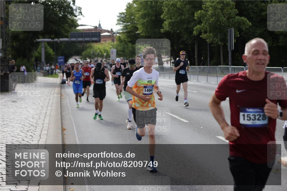 29.06.2025 - hella hamburg halbmarathon Jannik Wohlers http://msf.ph/oto/8209749 29.06.2025 09:48:58 Lombardsbrücke 2044, 2745, 2750, 2849, 2980, 3014, 3116, 4148, 4766, 5050, 5648, 5889, 6149, 6771, 7109, 8358, 10369, 11952, 12098, 13158, 13190, 13900, 14311, 14359, 14667, 14905, 15328, 15410, 15561, 15991, 16400, 16816, 17097, 17722, 17792, 18156, 18183, 18188, 18193 meine-sportfotos.de