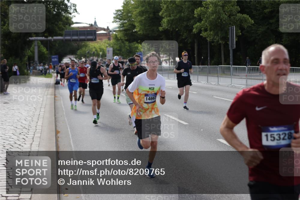 29.06.2025 - hella hamburg halbmarathon Jannik Wohlers http://msf.ph/oto/8209765 29.06.2025 09:48:58 Lombardsbrücke 2044, 2745, 2750, 2849, 2980, 3014, 3116, 4148, 4766, 5050, 5648, 5889, 6149, 6771, 7109, 8358, 10369, 11952, 12098, 13158, 13190, 13900, 14311, 14359, 14667, 14905, 15328, 15410, 15561, 15991, 16400, 16816, 17097, 17722, 17792, 18156, 18183, 18188, 18193 meine-sportfotos.de