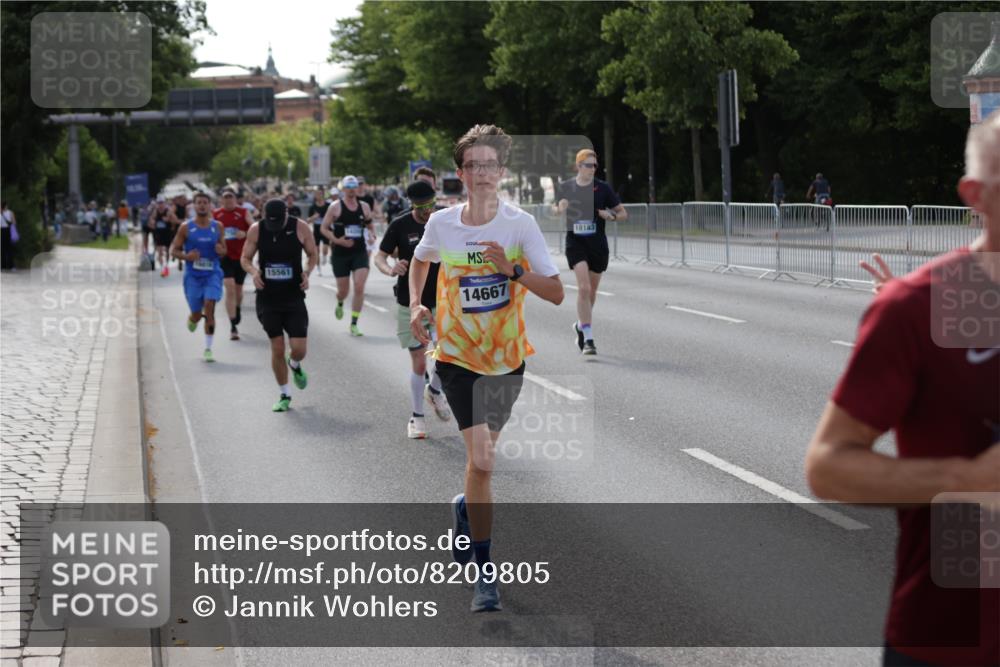 29.06.2025 - hella hamburg halbmarathon Jannik Wohlers http://msf.ph/oto/8209805 29.06.2025 09:48:59 Lombardsbrücke 2745, 2750, 2849, 2980, 3014, 3116, 4148, 4766, 5050, 5648, 5889, 6149, 6771, 7035, 7109, 8358, 10369, 11952, 12098, 13158, 13190, 13900, 14311, 14359, 14667, 14905, 15328, 15410, 15561, 15991, 16816, 17097, 17722, 17792, 18156, 18183, 18188, 18193 meine-sportfotos.de