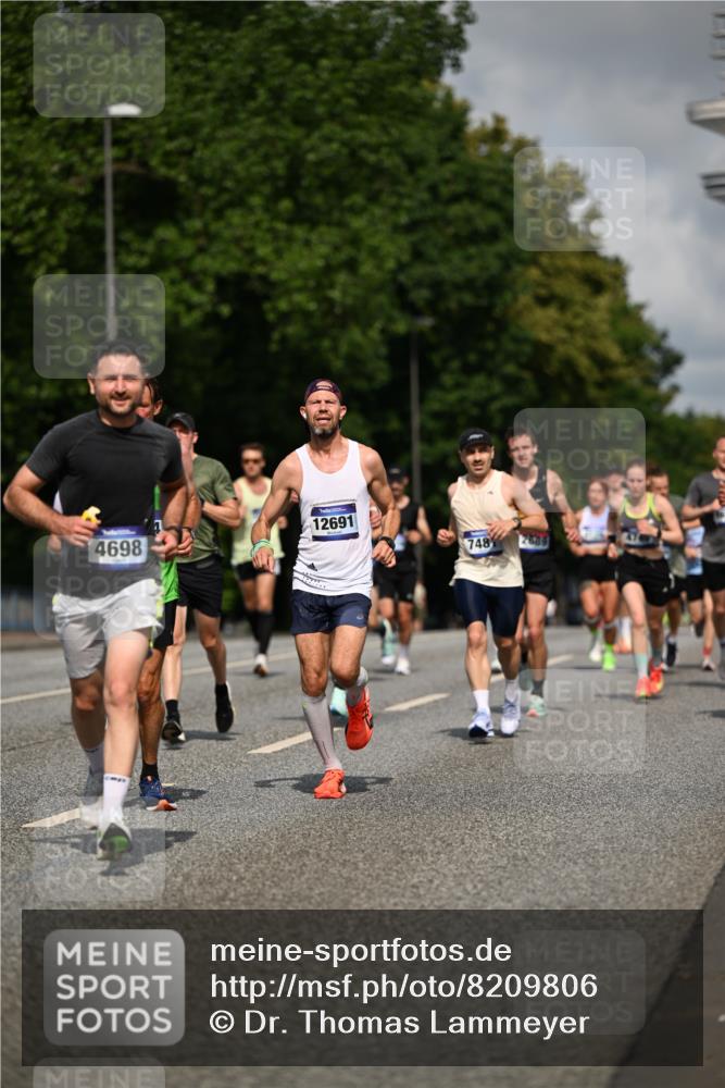 29.06.2025 - hella hamburg halbmarathon Dr. Thomas Lammeyer http://msf.ph/oto/8209806 29.06.2025 09:48:49 Kennedybrücke 57, 1990, 2689, 4050, 4129, 4679, 4698, 4749, 5187, 5328, 5826, 6358, 7481, 7723, 8190, 8883, 9634, 10017, 10876, 11120, 11413 meine-sportfotos.de