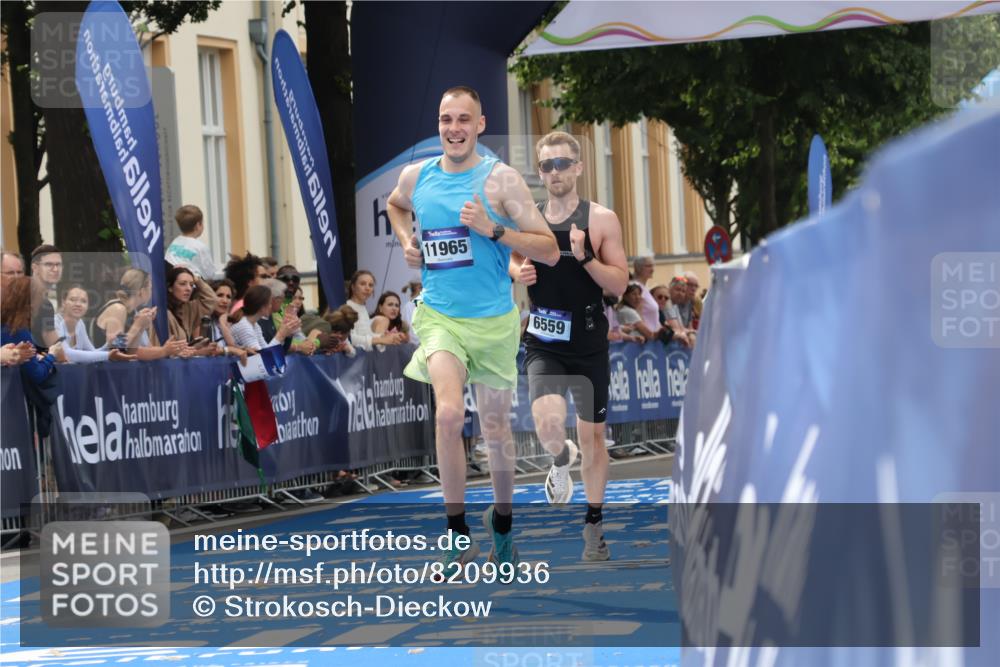 29.06.2025 - hella hamburg halbmarathon Strokosch-Dieckow http://msf.ph/oto/8209936 29.06.2025 10:21:38 Ziel 6559, 9442, 11965, 17856 meine-sportfotos.de