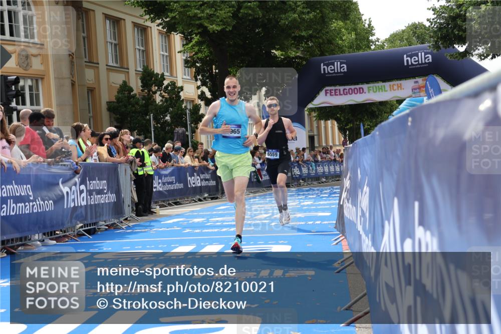 29.06.2025 - hella hamburg halbmarathon Strokosch-Dieckow http://msf.ph/oto/8210021 29.06.2025 10:21:40 Ziel 6559, 9442, 11965 meine-sportfotos.de