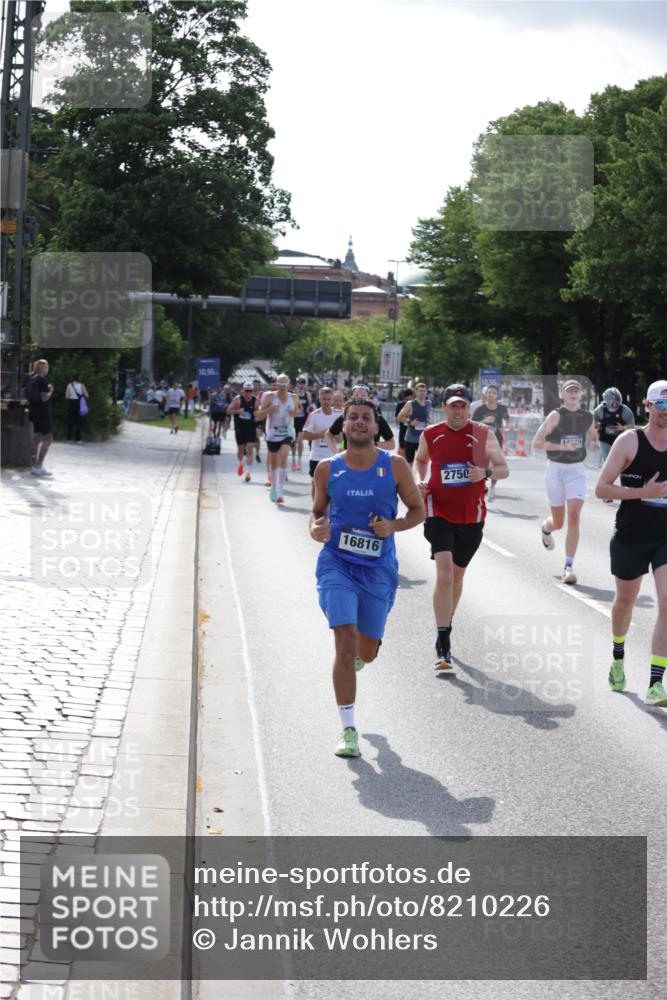 29.06.2025 - hella hamburg halbmarathon Jannik Wohlers http://msf.ph/oto/8210226 29.06.2025 09:49:02 Lombardsbrücke 2745, 2750, 2849, 2980, 3014, 3116, 4148, 4766, 5050, 5648, 5889, 6149, 6771, 7035, 7109, 11952, 12098, 13158, 14311, 14359, 14629, 14667, 14905, 15328, 15410, 15561, 15991, 16816, 17182, 17192, 17646, 17722, 18156, 18183, 18188, 18193, 18547 meine-sportfotos.de