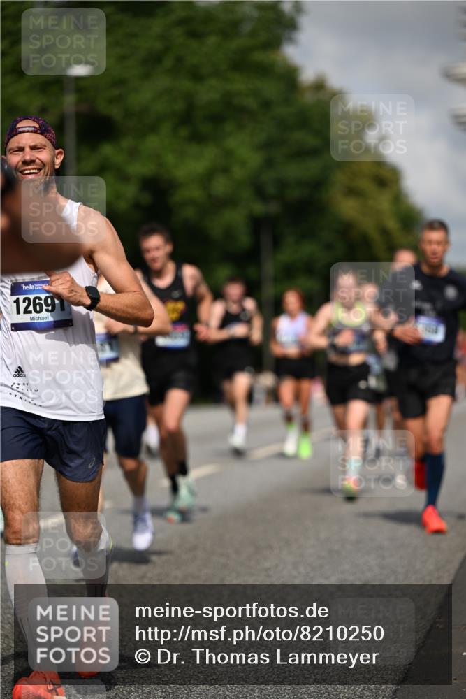 29.06.2025 - hella hamburg halbmarathon Dr. Thomas Lammeyer http://msf.ph/oto/8210250 29.06.2025 09:48:51 Kennedybrücke 57, 1686, 1707, 1990, 2689, 4050, 4129, 4679, 4698, 4749, 5187, 5826, 6358, 7481, 7723, 7880, 7965, 8190, 8883, 9634, 10017, 10876, 11120, 11413 meine-sportfotos.de
