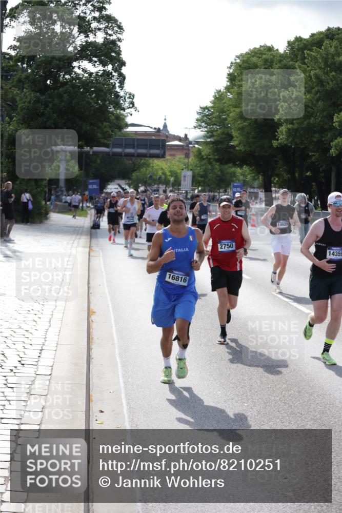 29.06.2025 - hella hamburg halbmarathon Jannik Wohlers http://msf.ph/oto/8210251 29.06.2025 09:49:02 Lombardsbrücke 2745, 2750, 2849, 2980, 3014, 3116, 4148, 4766, 5050, 5648, 5889, 6149, 6771, 7035, 7109, 11952, 12098, 13158, 14311, 14359, 14629, 14667, 14905, 15328, 15410, 15561, 15991, 16816, 17182, 17192, 17646, 17722, 18156, 18183, 18188, 18193, 18547 meine-sportfotos.de