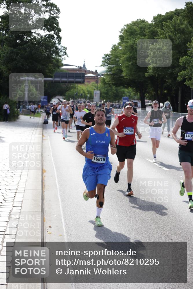 29.06.2025 - hella hamburg halbmarathon Jannik Wohlers http://msf.ph/oto/8210295 29.06.2025 09:49:02 Lombardsbrücke 2745, 2750, 2849, 2980, 3014, 3116, 4148, 4766, 5050, 5648, 5889, 6149, 6771, 7035, 7109, 11952, 12098, 13158, 14311, 14359, 14629, 14667, 14905, 15328, 15410, 15561, 15991, 16816, 17182, 17192, 17646, 17722, 18156, 18183, 18188, 18193, 18547 meine-sportfotos.de