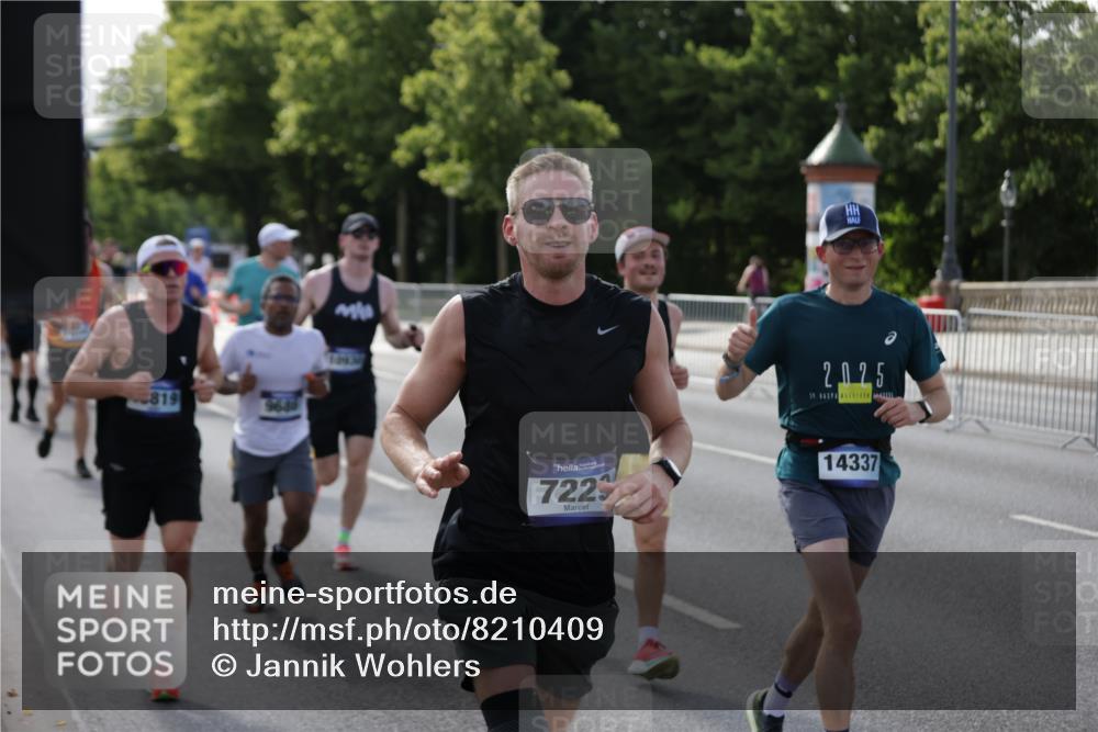 29.06.2025 - hella hamburg halbmarathon Jannik Wohlers http://msf.ph/oto/8210409 29.06.2025 09:49:11 Lombardsbrücke 1343, 1445, 2750, 2980, 3014, 3136, 3282, 4148, 4425, 4766, 6095, 7035, 7229, 8370, 8465, 9296, 9686, 9914, 10930, 13800, 14359, 14629, 14667, 14789, 15094, 15095, 15328, 15561, 15991, 16347, 16523, 16816, 16819, 17182, 17192, 17360, 17646, 18183, 18188, 18285, 18547 meine-sportfotos.de