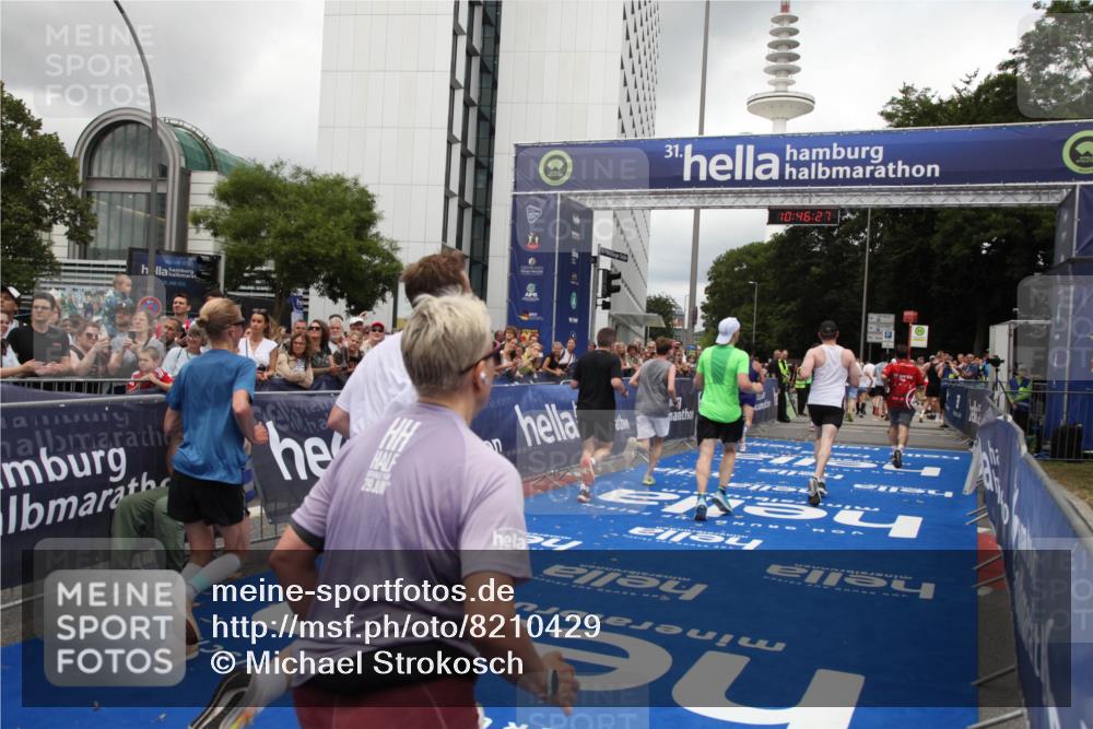 29.06.2025 - hella hamburg halbmarathon Michael Strokosch http://msf.ph/oto/8210429 29.06.2025 10:46:26 Ziel 1600, 2222, 2842, 6421, 6691, 7335, 8142, 11185, 11773, 12171, 12651, 13698, 14045, 14200, 14228, 14262, 14482, 15157, 16127, 18118, 18211, 18637, 19209 meine-sportfotos.de