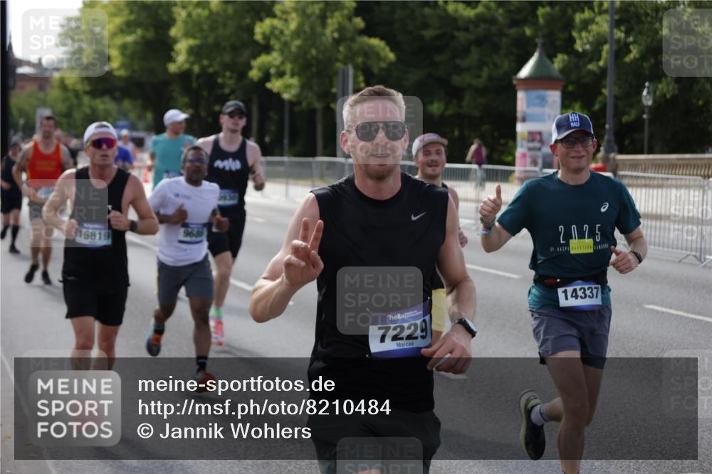 29.06.2025 - hella hamburg halbmarathon Jannik Wohlers http://msf.ph/oto/8210484 29.06.2025 09:49:11 Lombardsbrücke 1343, 1445, 2750, 2980, 3014, 3136, 3282, 4148, 4425, 4766, 6095, 7035, 7229, 8370, 8465, 9296, 9686, 9914, 10930, 13800, 14359, 14629, 14667, 14789, 15094, 15095, 15328, 15561, 15991, 16347, 16523, 16816, 16819, 17182, 17192, 17360, 17646, 18183, 18188, 18285, 18547 meine-sportfotos.de