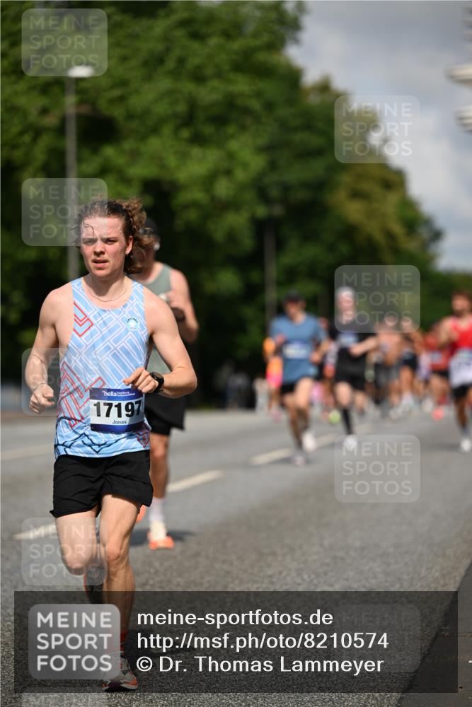 29.06.2025 - hella hamburg halbmarathon Dr. Thomas Lammeyer http://msf.ph/oto/8210574 29.06.2025 09:48:56 Kennedybrücke 57, 1686, 1707, 1990, 2689, 4129, 4679, 4698, 4749, 5187, 5550, 5826, 6358, 6878, 7186, 7481, 7723, 7880, 7965, 8190, 9634, 10017, 10484, 10876, 11120 meine-sportfotos.de
