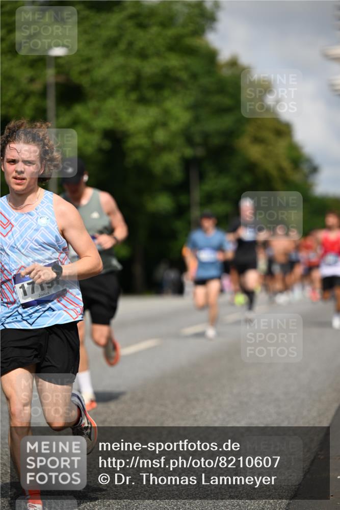29.06.2025 - hella hamburg halbmarathon Dr. Thomas Lammeyer http://msf.ph/oto/8210607 29.06.2025 09:48:56 Kennedybrücke 57, 1686, 1707, 1990, 2689, 4129, 4679, 4698, 4749, 5187, 5550, 5826, 6358, 6878, 7186, 7481, 7723, 7880, 7965, 8190, 9634, 10017, 10484, 10876, 11120 meine-sportfotos.de