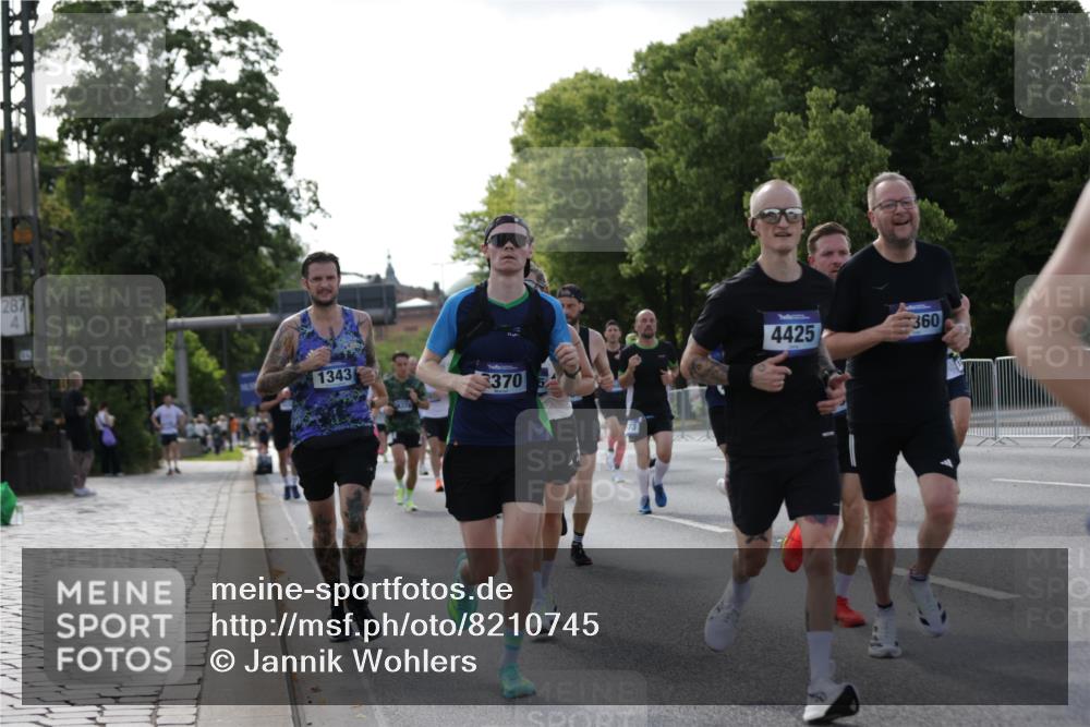 29.06.2025 - hella hamburg halbmarathon Jannik Wohlers http://msf.ph/oto/8210745 29.06.2025 09:49:17 Lombardsbrücke 1343, 1445, 1975, 2324, 2573, 2750, 2949, 3136, 3282, 4303, 4425, 6095, 7035, 7229, 8370, 8465, 9264, 9265, 9296, 9686, 9914, 10680, 10930, 11765, 12839, 13141, 13800, 14204, 14359, 14374, 14629, 14688, 14789, 15013, 15094, 15095, 15255, 15561, 16347, 16399, 16523, 16816, 16819, 17182, 17192, 17360, 17646, 18183, 18285, 18547, 18761 meine-sportfotos.de