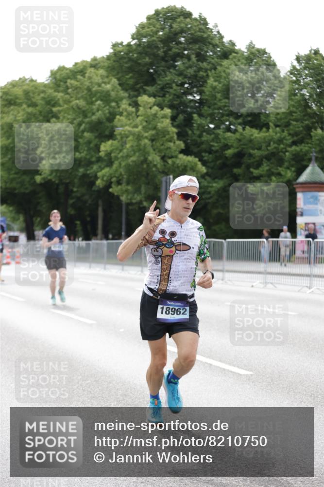 29.06.2025 - hella hamburg halbmarathon Jannik Wohlers http://msf.ph/oto/8210750 29.06.2025 10:26:28 Lombardsbrücke 1793, 1973, 2045, 4507, 4509, 5494, 6625, 7069, 9186, 10465, 11740, 12071, 13462, 15027, 15878, 16479, 16788, 17300, 17675, 18074, 18516, 18962, 18978 meine-sportfotos.de