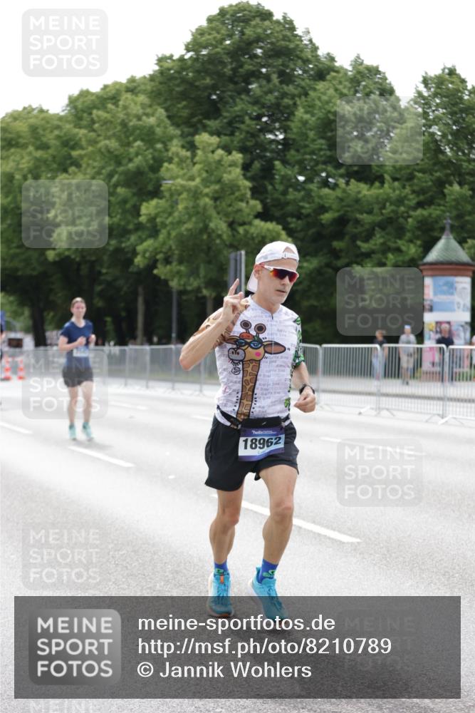 29.06.2025 - hella hamburg halbmarathon Jannik Wohlers http://msf.ph/oto/8210789 29.06.2025 10:26:28 Lombardsbrücke 1793, 1973, 2045, 4507, 4509, 5494, 6625, 7069, 9186, 10465, 11740, 12071, 13462, 15027, 15878, 16479, 16788, 17300, 17675, 18074, 18516, 18962, 18978 meine-sportfotos.de