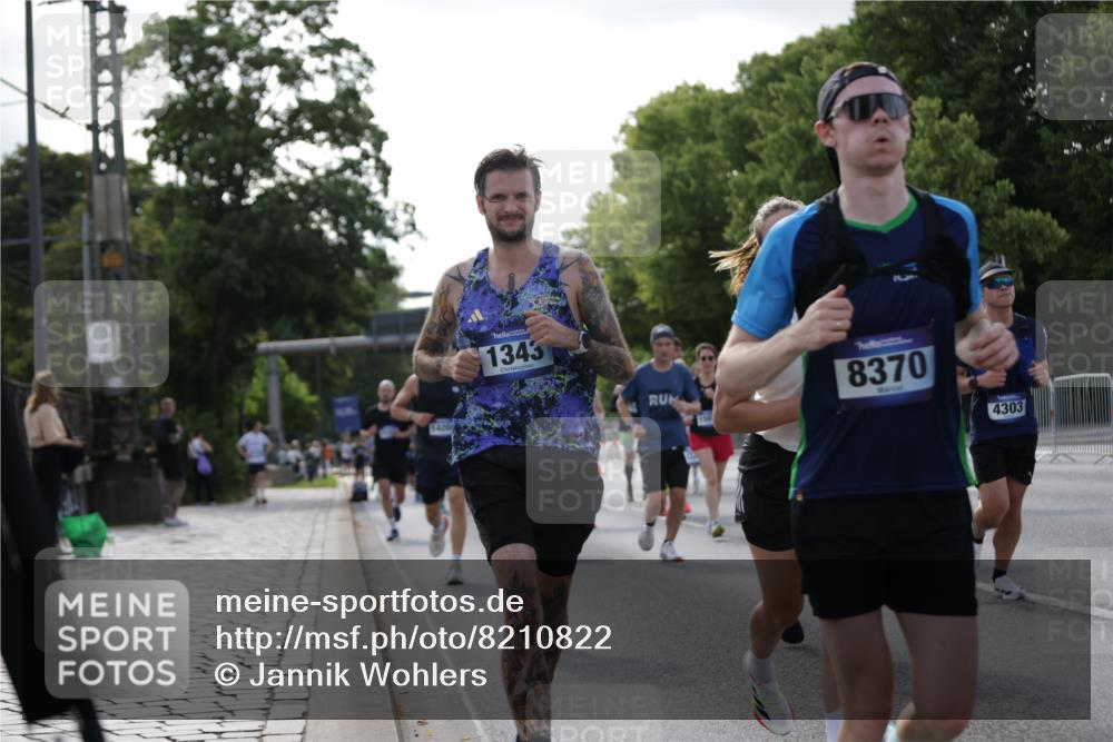 29.06.2025 - hella hamburg halbmarathon Jannik Wohlers http://msf.ph/oto/8210822 29.06.2025 09:49:18 Lombardsbrücke 1343, 1445, 1975, 2324, 2573, 2750, 2949, 3136, 3282, 3431, 4303, 4425, 6095, 7035, 7229, 7796, 8370, 8465, 9264, 9265, 9296, 9686, 9914, 10680, 10930, 11765, 12839, 13141, 13800, 14077, 14204, 14359, 14374, 14629, 14688, 14789, 15013, 15094, 15095, 15255, 16347, 16399, 16523, 16819, 17182, 17192, 17360, 17646, 18183, 18285, 18547, 18761, 18979 meine-sportfotos.de