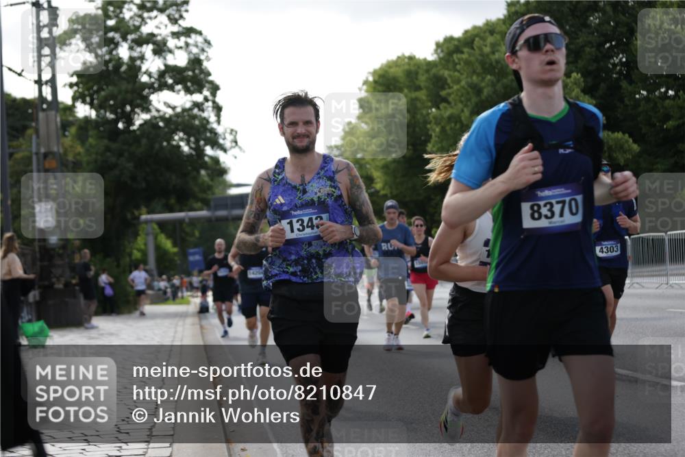 29.06.2025 - hella hamburg halbmarathon Jannik Wohlers http://msf.ph/oto/8210847 29.06.2025 09:49:18 Lombardsbrücke 1343, 1445, 1975, 2324, 2573, 2750, 2949, 3136, 3282, 3431, 4303, 4425, 6095, 7035, 7229, 7796, 8370, 8465, 9264, 9265, 9296, 9686, 9914, 10680, 10930, 11765, 12839, 13141, 13800, 14077, 14204, 14359, 14374, 14629, 14688, 14789, 15013, 15094, 15095, 15255, 16347, 16399, 16523, 16819, 17182, 17192, 17360, 17646, 18183, 18285, 18547, 18761, 18979 meine-sportfotos.de