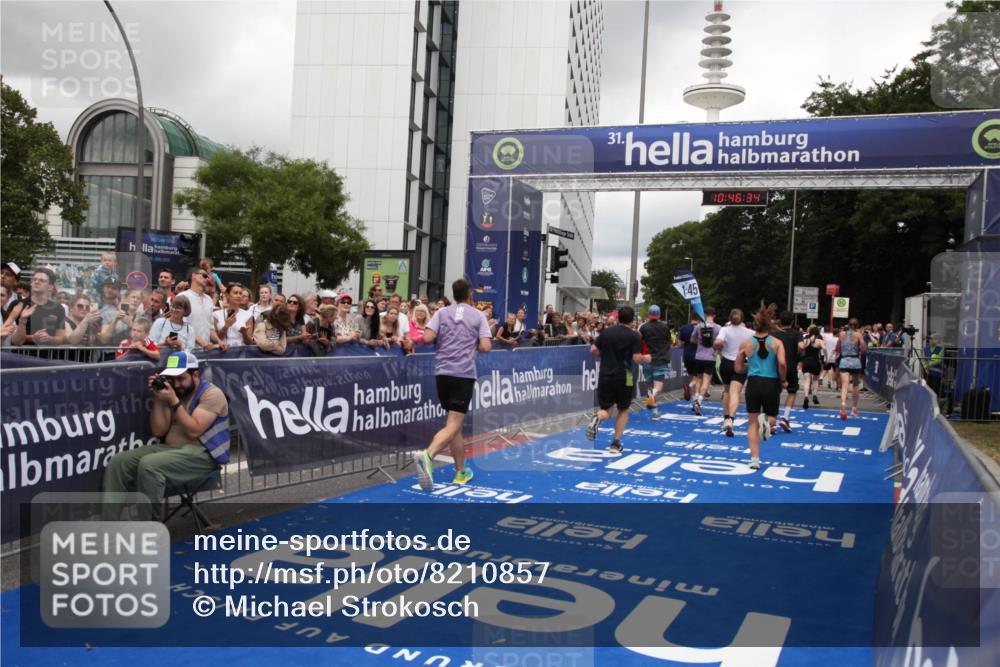 29.06.2025 - hella hamburg halbmarathon Michael Strokosch http://msf.ph/oto/8210857 29.06.2025 10:46:33 Ziel 2222, 2842, 4237, 4497, 5459, 6421, 6978, 7335, 8482, 8981, 9232, 9386, 9529, 9786, 11185, 11773, 12891, 14045, 14228, 14482, 15157, 17281, 17461, 18637, 18882, 19209 meine-sportfotos.de