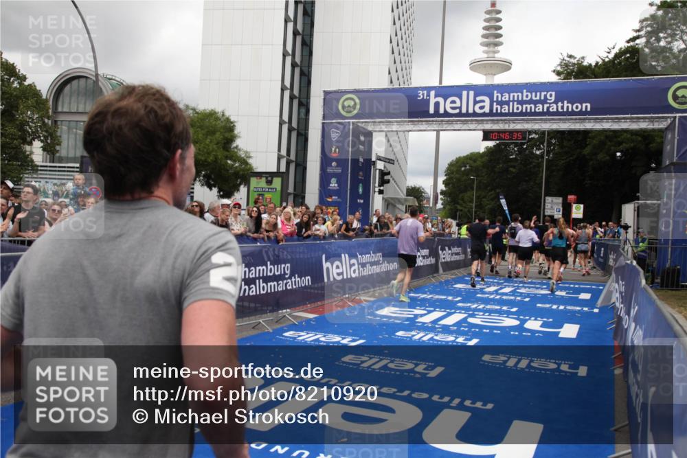 29.06.2025 - hella hamburg halbmarathon Michael Strokosch http://msf.ph/oto/8210920 29.06.2025 10:46:34 Ziel 2222, 2842, 4237, 4497, 5459, 6421, 6978, 8482, 8981, 9232, 9386, 9529, 9786, 12891, 14045, 14228, 14482, 15157, 15206, 17281, 17461, 18882, 19209 meine-sportfotos.de