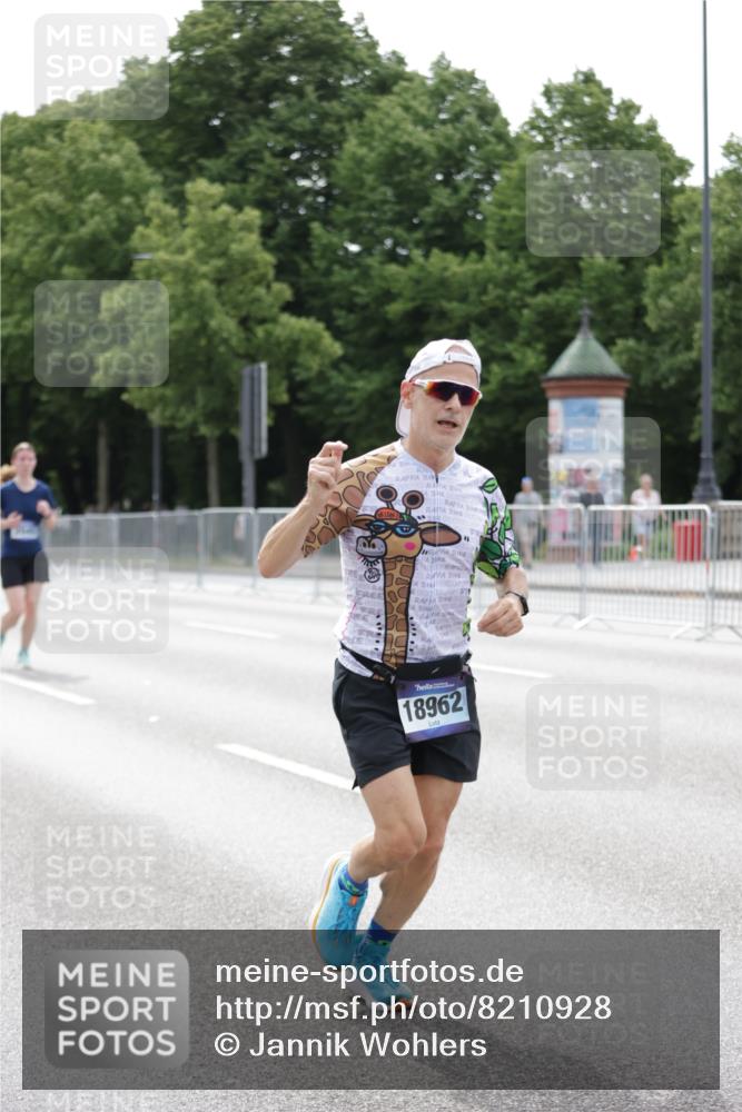 29.06.2025 - hella hamburg halbmarathon Jannik Wohlers http://msf.ph/oto/8210928 29.06.2025 10:26:29 Lombardsbrücke 1793, 1973, 2045, 4507, 4509, 5494, 6625, 7069, 8056, 9186, 10465, 11740, 12071, 13462, 15027, 15878, 16479, 16788, 17300, 18074, 18516, 18962, 18978 meine-sportfotos.de