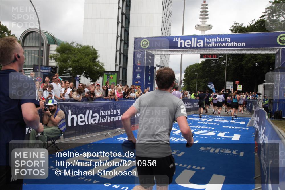 29.06.2025 - hella hamburg halbmarathon Michael Strokosch http://msf.ph/oto/8210956 29.06.2025 10:46:34 Ziel 2222, 2842, 4237, 4497, 5459, 6421, 6978, 8482, 8981, 9232, 9386, 9529, 9786, 12891, 14045, 14228, 14482, 15157, 15206, 17281, 17461, 18882, 19209 meine-sportfotos.de