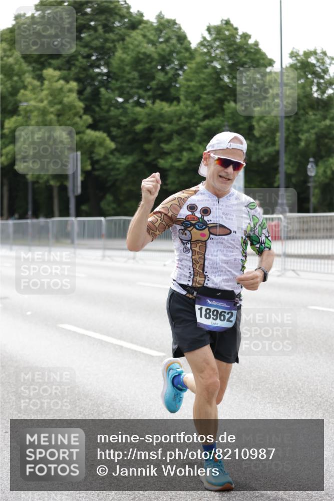 29.06.2025 - hella hamburg halbmarathon Jannik Wohlers http://msf.ph/oto/8210987 29.06.2025 10:26:29 Lombardsbrücke 1793, 1973, 2045, 4507, 4509, 5494, 6625, 7069, 8056, 9186, 10465, 11740, 12071, 13462, 15027, 15878, 16479, 16788, 17300, 18074, 18516, 18962, 18978 meine-sportfotos.de