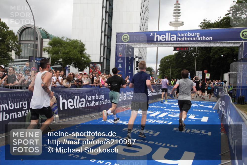 29.06.2025 - hella hamburg halbmarathon Michael Strokosch http://msf.ph/oto/8210997 29.06.2025 10:46:35 Ziel 4237, 4497, 5459, 6978, 8482, 8981, 9232, 9386, 9529, 9786, 12891, 13525, 14228, 14482, 15157, 15206, 17281, 17461, 18882, 19209 meine-sportfotos.de