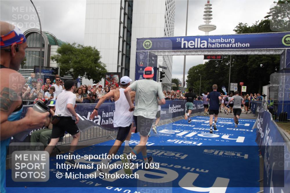 29.06.2025 - hella hamburg halbmarathon Michael Strokosch http://msf.ph/oto/8211099 29.06.2025 10:46:37 Ziel 4497, 5459, 8482, 9051, 9232, 9386, 9529, 9786, 13525, 15133, 15206, 17281, 17461, 18882 meine-sportfotos.de