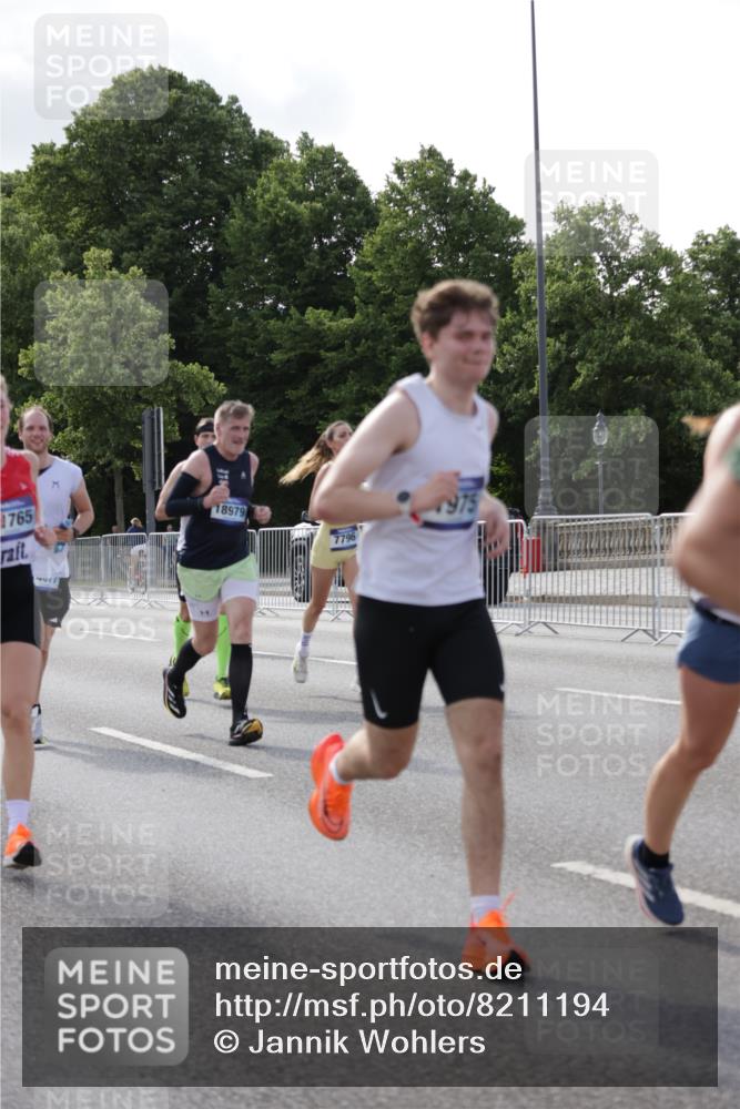 29.06.2025 - hella hamburg halbmarathon Jannik Wohlers http://msf.ph/oto/8211194 29.06.2025 09:49:23 Lombardsbrücke 1343, 1445, 1975, 2324, 2573, 2949, 3136, 3282, 3431, 4303, 4318, 4425, 4528, 6095, 7229, 7796, 8370, 8465, 9264, 9265, 9296, 9686, 9914, 10680, 10930, 11765, 12839, 13141, 13800, 14077, 14204, 14374, 14688, 14789, 15013, 15094, 15095, 15255, 16347, 16399, 16523, 16819, 17192, 17214, 17215, 17360, 17646, 18149, 18285, 18412, 18547, 18734, 18761, 18979, 19090 meine-sportfotos.de