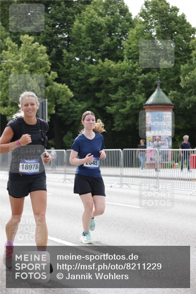 29.06.2025 - hella hamburg halbmarathon Jannik Wohlers http://msf.ph/oto/8211229 29.06.2025 10:26:32 Lombardsbrücke 1793, 1973, 2045, 4358, 5494, 5495, 6625, 6637, 7069, 8056, 10465, 11110, 11740, 12071, 13462, 15027, 15108, 15878, 16479, 17049, 18516, 18962, 18978 meine-sportfotos.de