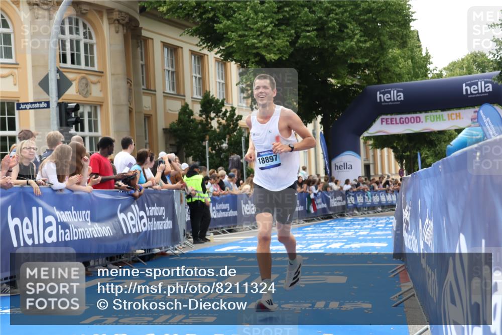 29.06.2025 - hella hamburg halbmarathon Strokosch-Dieckow http://msf.ph/oto/8211324 29.06.2025 10:22:45 Ziel 2618, 16548, 18897 meine-sportfotos.de