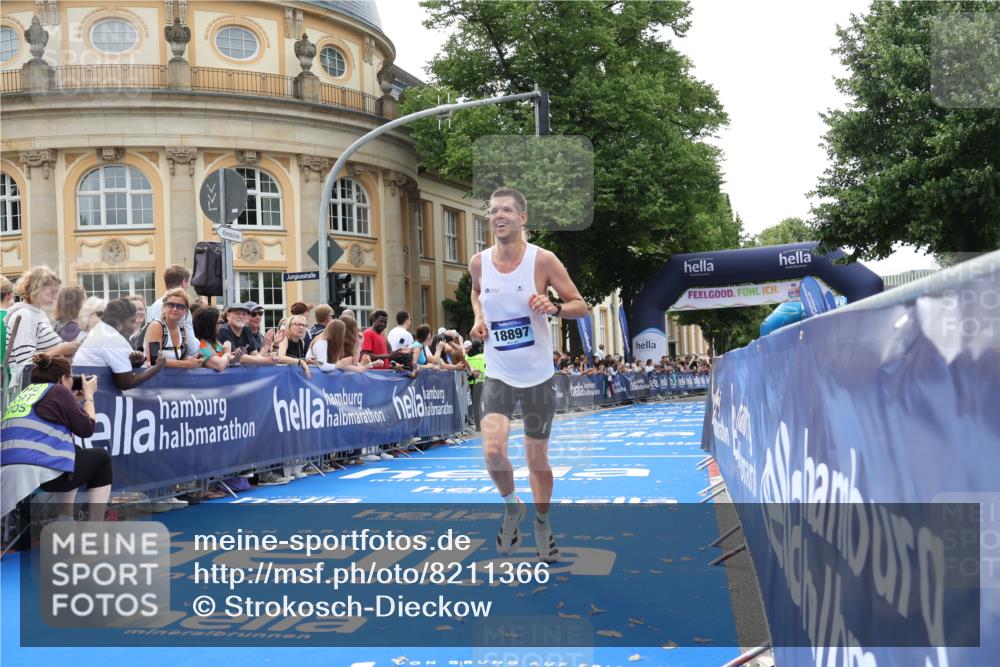 29.06.2025 - hella hamburg halbmarathon Strokosch-Dieckow http://msf.ph/oto/8211366 29.06.2025 10:22:45 Ziel 2618, 16548, 18897 meine-sportfotos.de